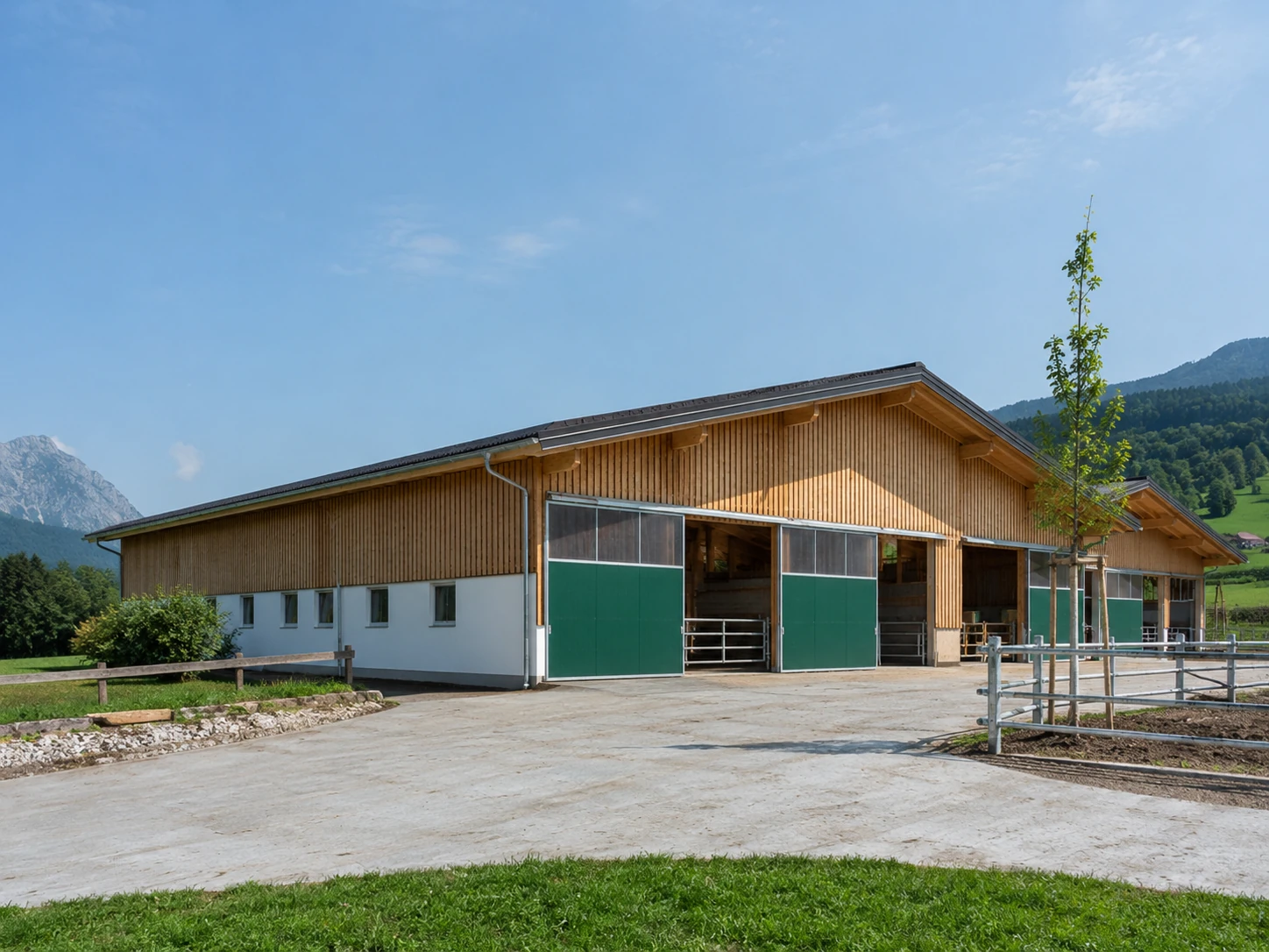Betriebsgebäude in mitteleuropäischer Umgebung